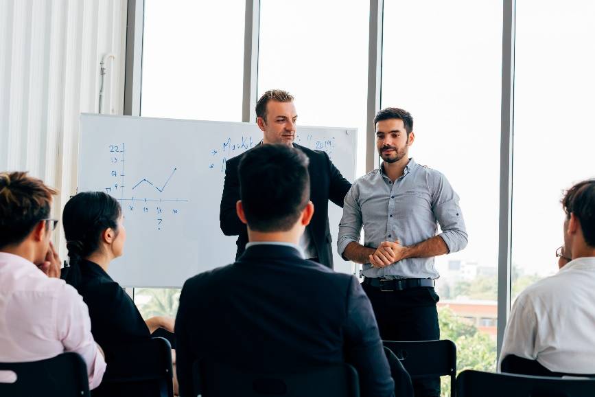 una persona que realiza una presentación
