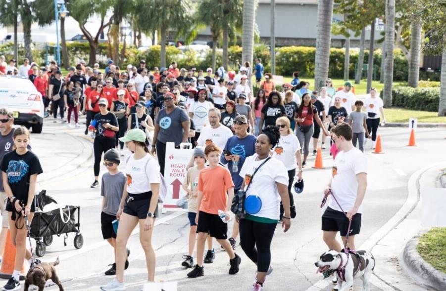 Una gran multitud de participantes durante Heart Walk