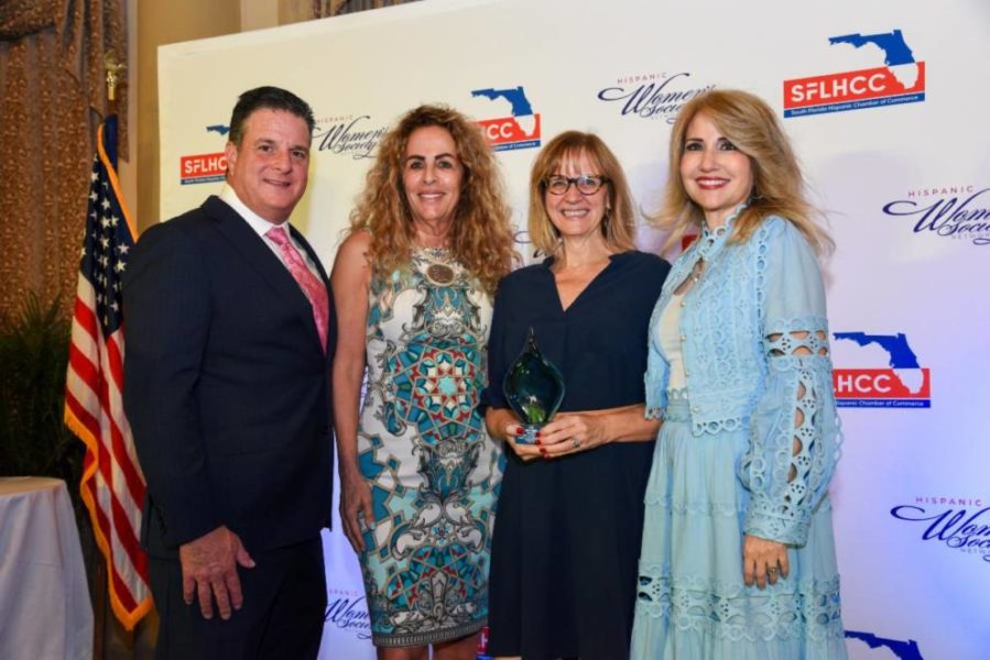 La comisionada Eileen Higgins recibe el premio al servicio público