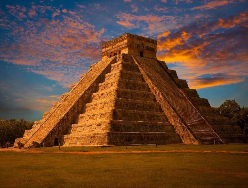 El Castillo (Templo de Kukulcán), una pirámide maya en Chichén Itzá