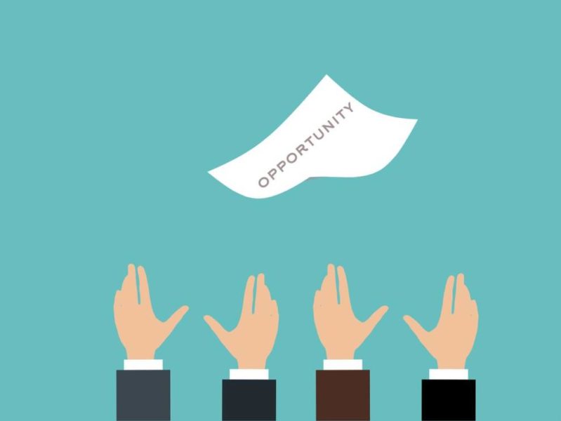 una imagen que representa el concepto de aprovechar una oportunidad laboral en un mercado competitivo.