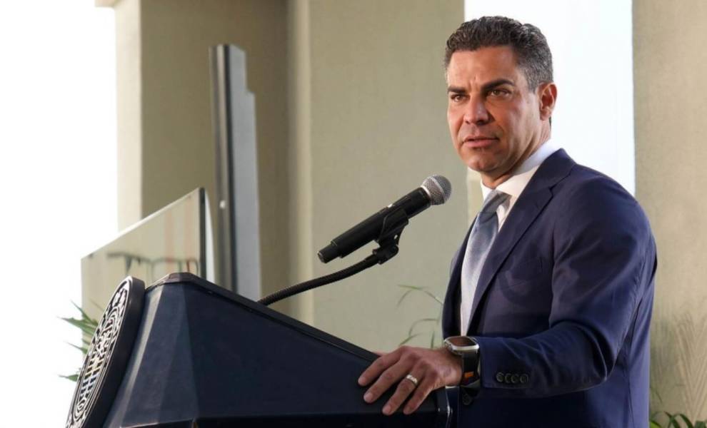 Mayor Francis Suarez in a formal suit and tie delivering a speech to an audience