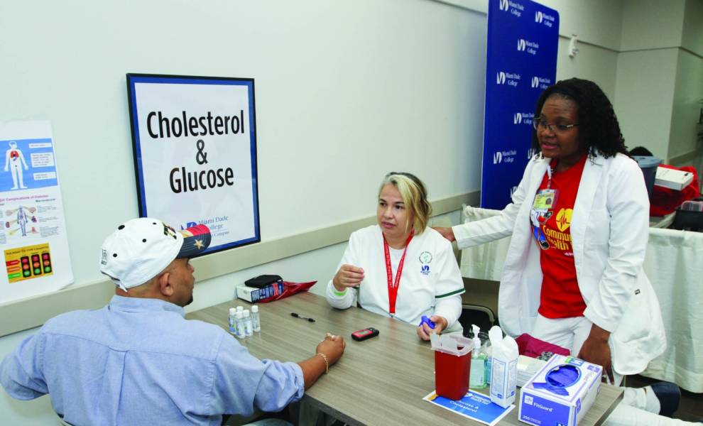 Consulta de salud en la feria de salud comunitaria.