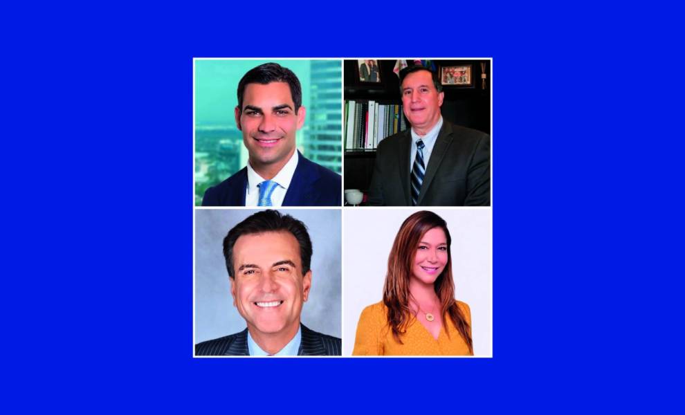 Cuatro profesionales vestidos de negocios discutiendo un proyecto en una oficina moderna