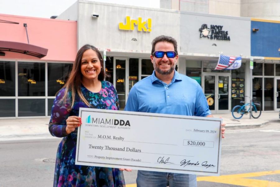 Myrna Ace y Ryan Kaplan juntos con un cheque