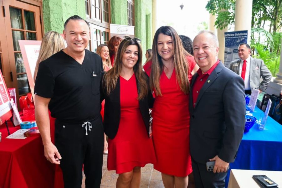 Asistentes al evento del 13th Anual Rojo a la moda Almuerzo