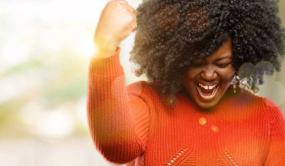 una mujer negra que expresa felicidad