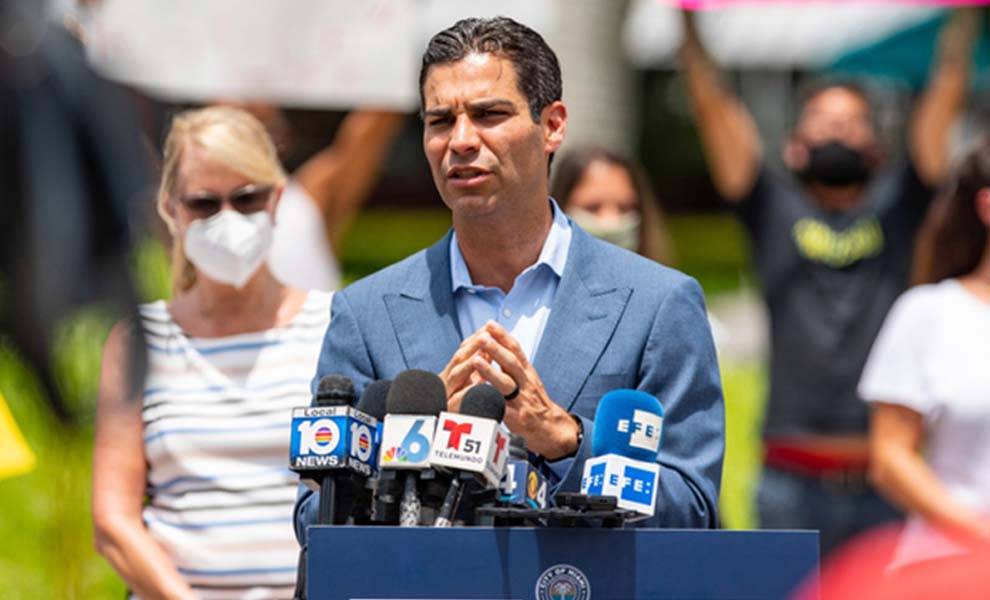 Mayor Francis Suarez giving a speech at Downtown Miami.