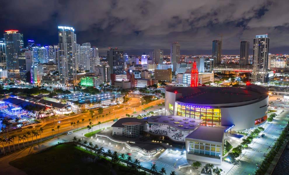 Vista del American Airlines Arena en El centro de Miami horizonte.