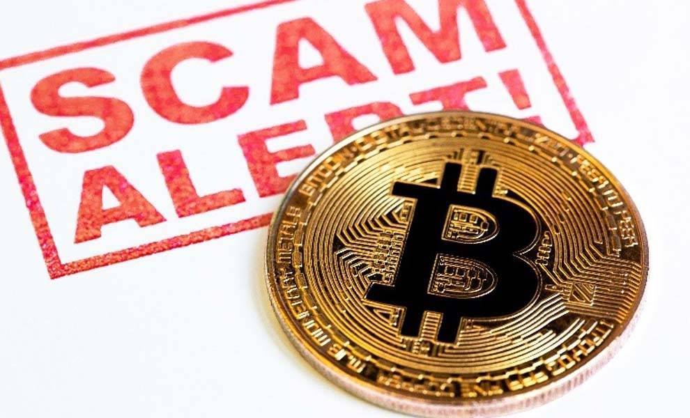 Bitcoin está en una superficie donde está escrita la alerta de escaneo