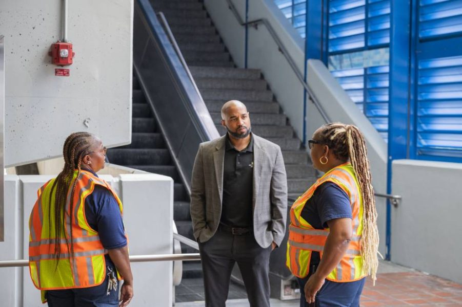 Eulois Cleckley teniendo una discusión con los trabajadores