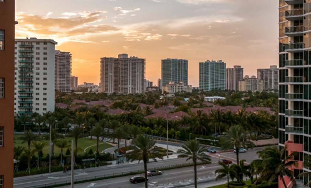 una vista de la ciudad urbana de Miami al atardecer
