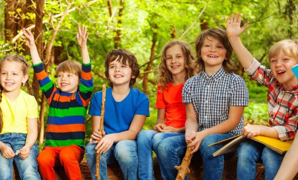 Niños en una excursión en un campamento de verano.