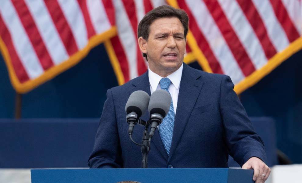 Gobernador Ron DeSantis dando un discurso