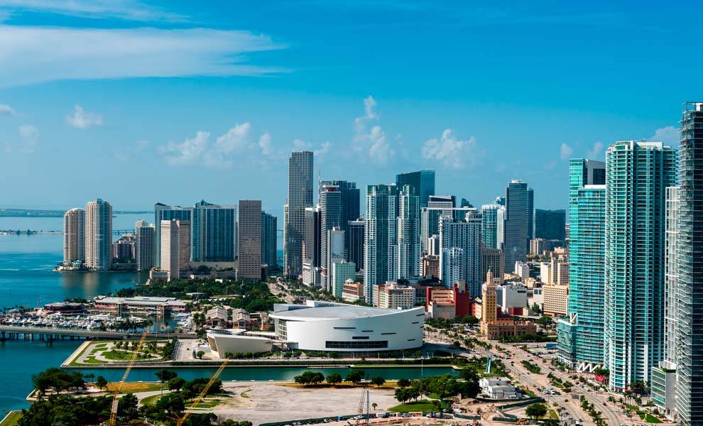 Vista aérea de Miami, Florida, con hermosas playas y el horizonte de la ciudad.