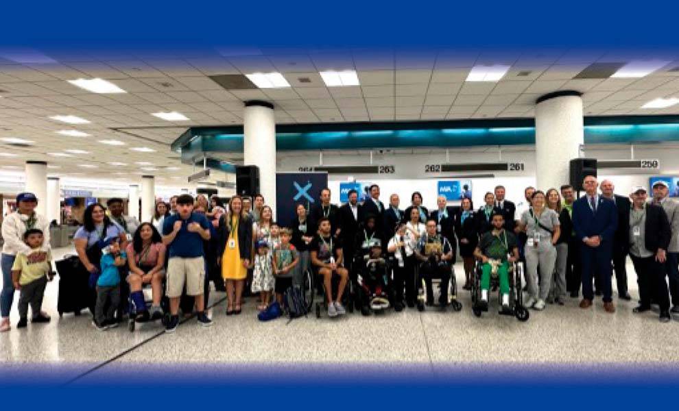 El comisionado del condado de Miami-Dade y el director ejecutivo y director de MIA en el recorrido con otros participantes.