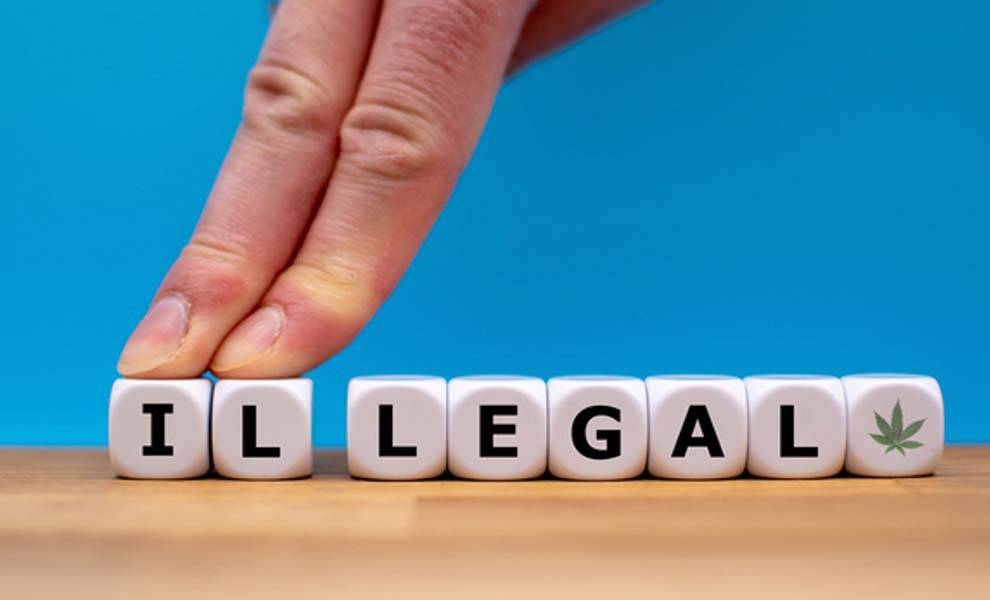 Dos dedos empujan las letras "I" y "L" lejos de una fila de letras que deletrean "LEGAL"