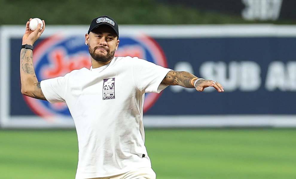Neymar Jr. throwing the ball