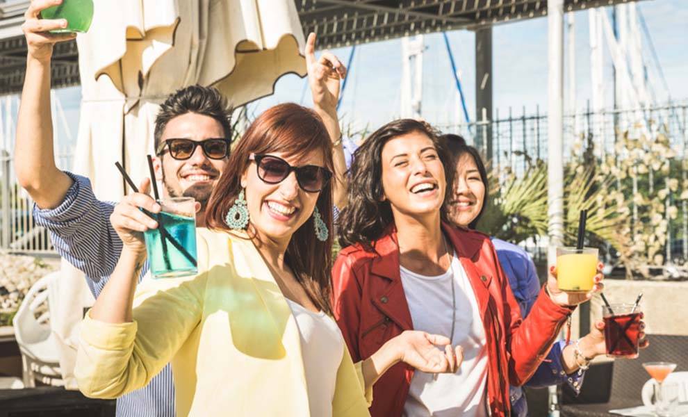 Un grupo de personas vistiendo moda primaveral en Miami.