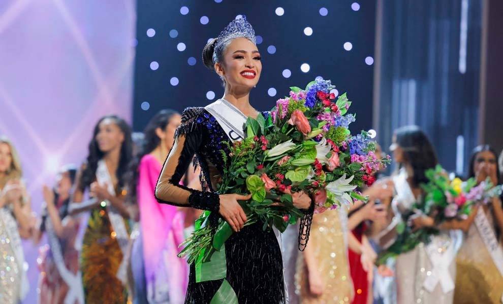 Ganadora de Miss Universo, posando para una foto.