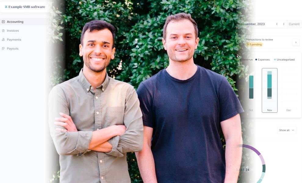 Dos hombres parados uno al lado del otro, mirando la pantalla de una computadora.