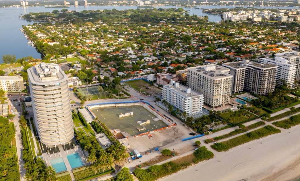 Una vista aérea de la playa y los edificios de Miami, que muestra el vibrante paisaje urbano y la impresionante costa.