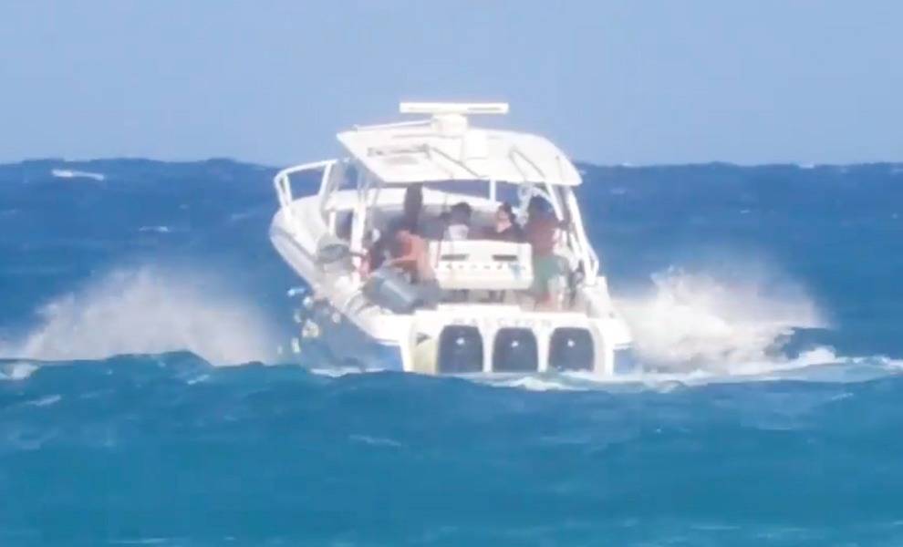 Un barco con gente navegando por el océano, creando un pintoresco escenario de aventura y exploración.