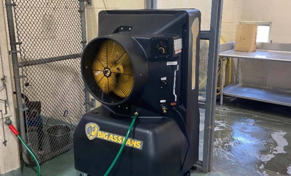 Un aire acondicionado portátil en una habitación, que proporciona aire fresco en un día caluroso.