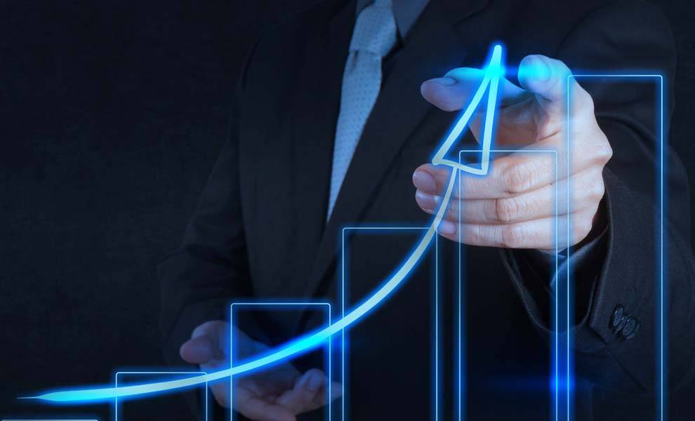 Un hombre de negocios apuntando a un gráfico con una flecha, que indica crecimiento financiero.