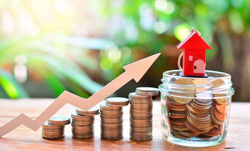 Price increase on home insurance with arrow and coins.