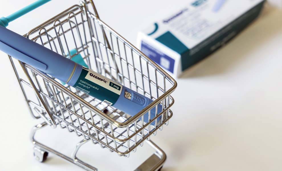 Un cepillo de dientes azul en un carrito de compras.