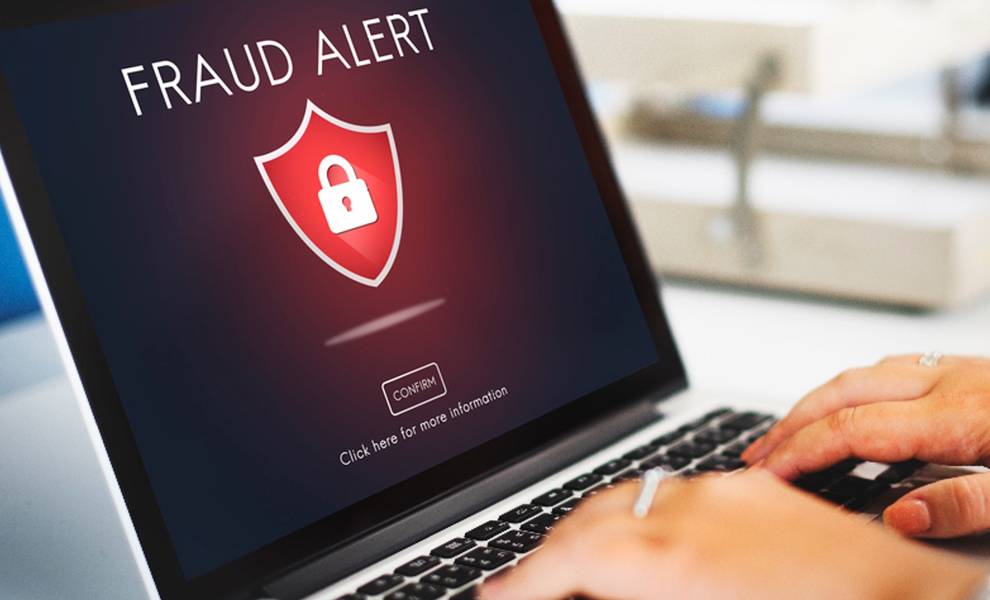 "Propietario de una empresa instala software antivirus para protegerse contra el ciberdelito".