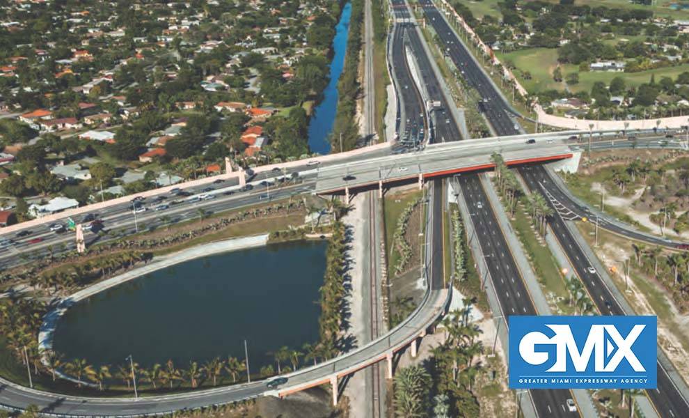 Vista aérea de la carretera con puente sobre el río.