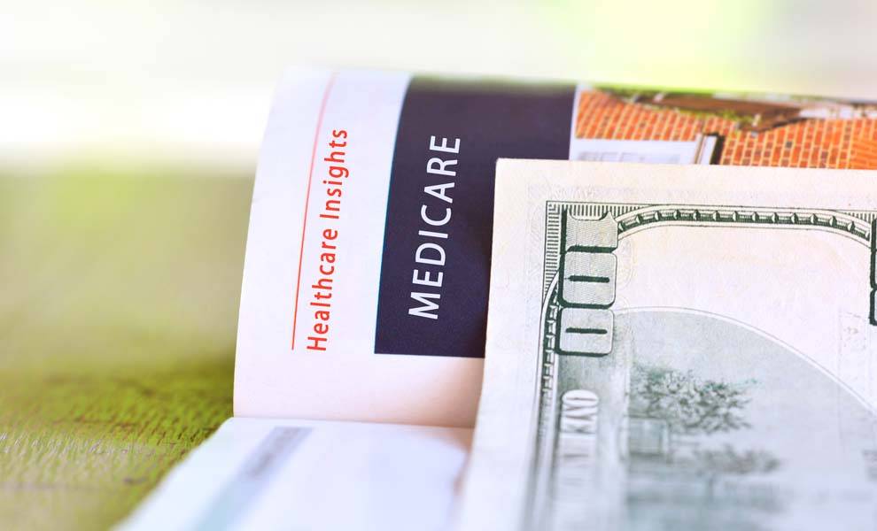 Una guía sobre cómo ahorrar dinero en las primas de Medicare, que incluye consejos y estrategias para reducir los costos de atención médica.