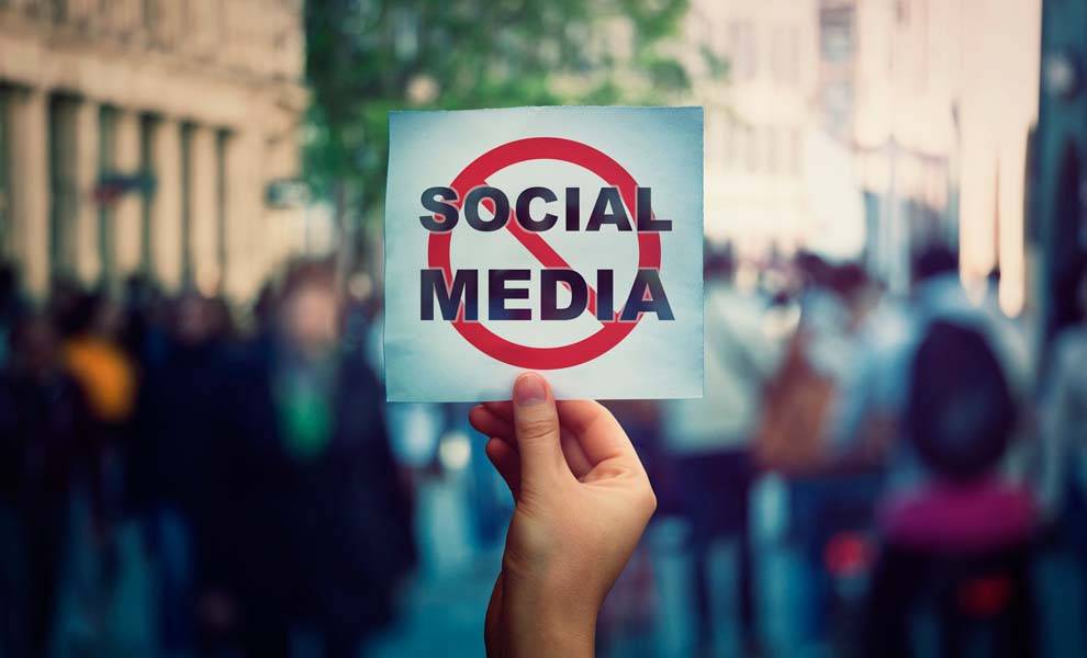 Conectarse con los clientes a través de las redes sociales es una forma eficaz de establecer relaciones e interactuar con su audiencia.