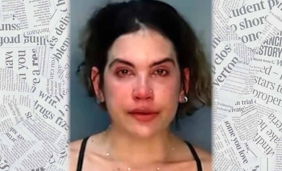 Una mujer posa para una fotografía policial, con un periódico visible al fon-do.