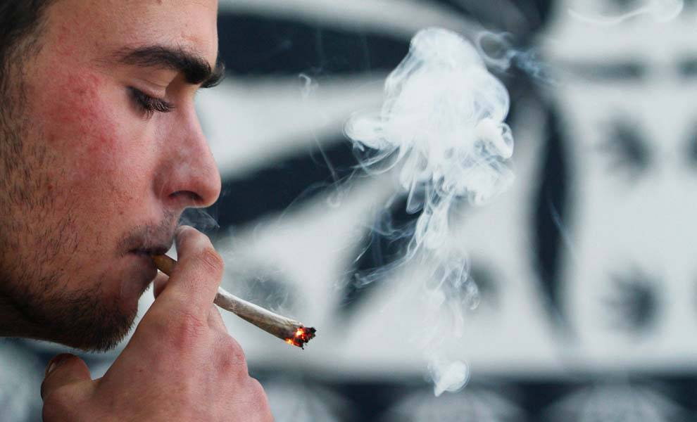 La creciente tendencia del wake-and-bake: un estilo de vida cannábico arriesgado 1 Un joven fuma un cigarrillo de cannabis.