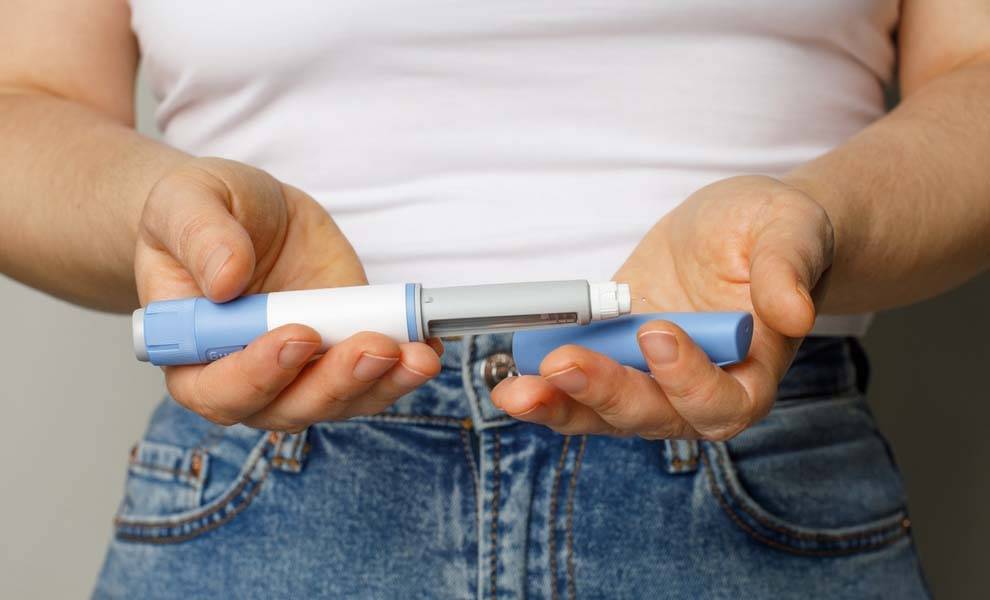 Una persona tiene un medicamento para bajar de peso.