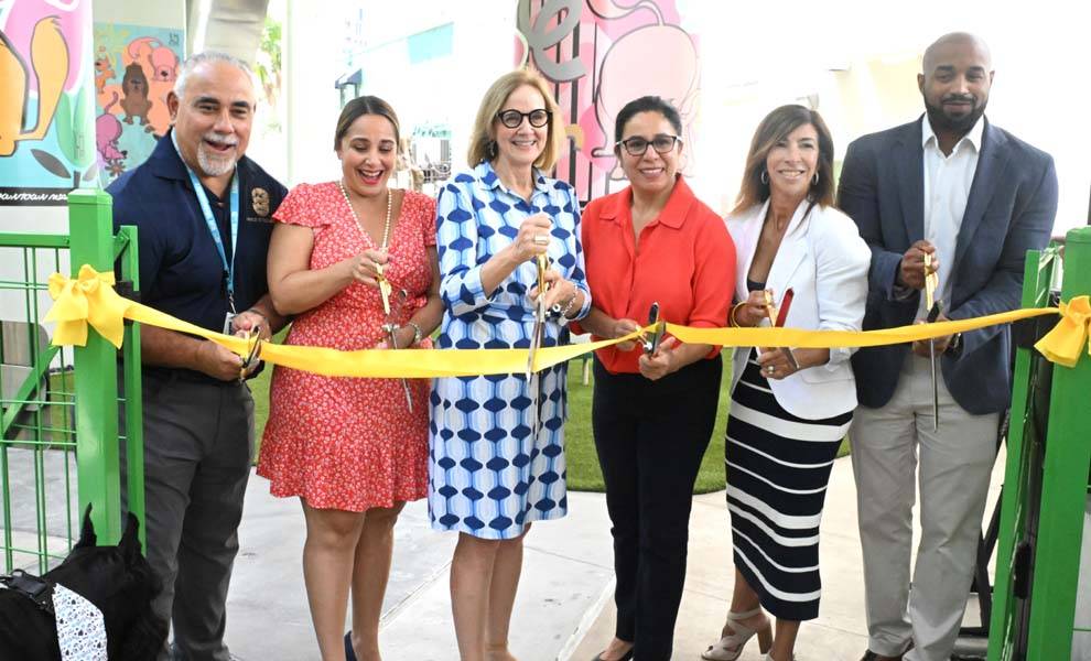 Ceremonia de corte de cinta en el Downtown Dog Spot.