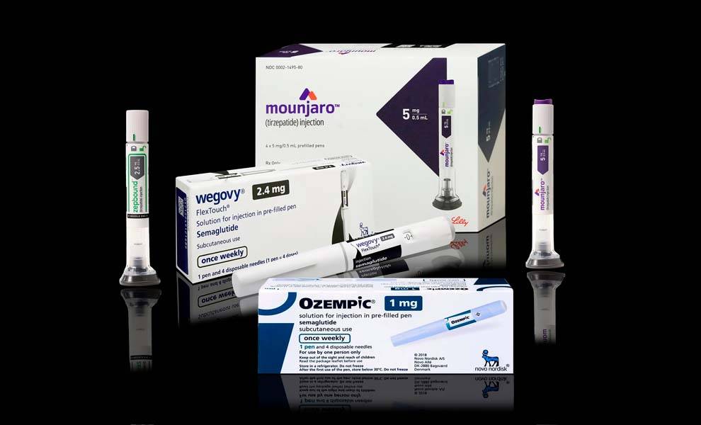 Envases de medicamentos para bajar de peso e inyectores sobre fondo negro.