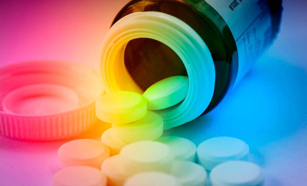 Un frasco de pastillas volcado, con pastillas de colores vibrantes derramándose.