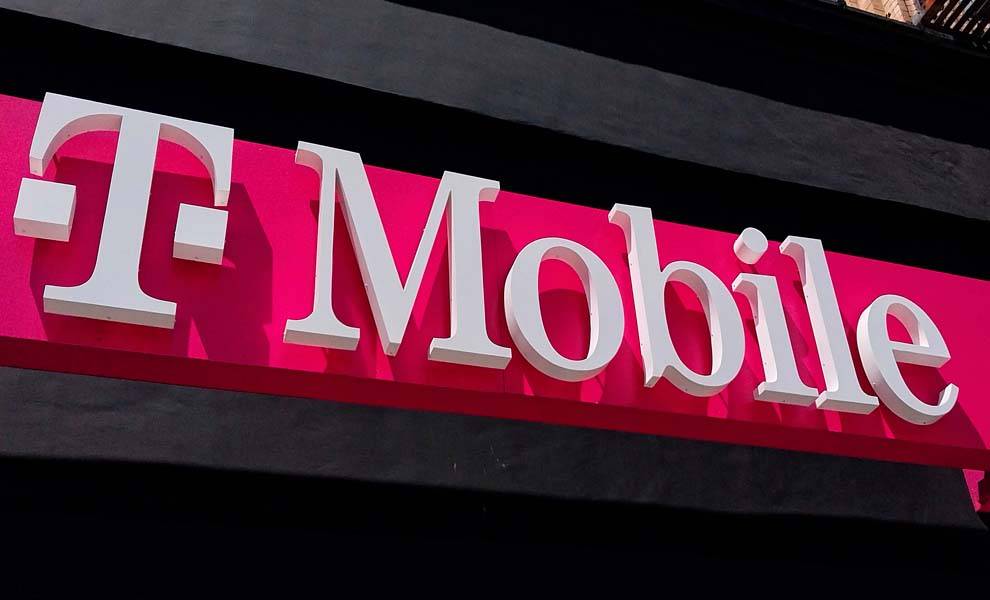 Un cartel de T-Mobile de color rosa y blanco.