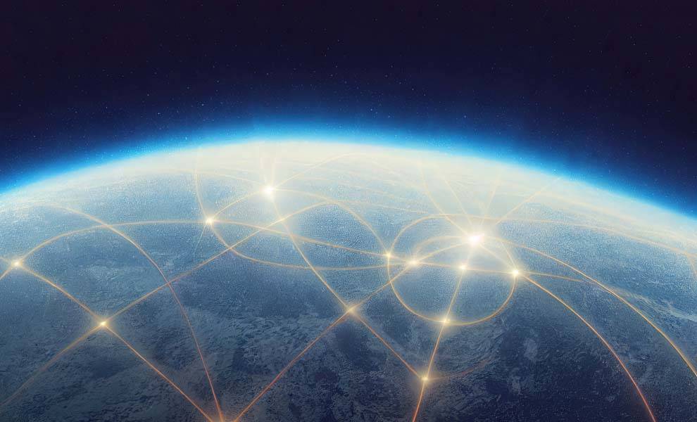 Una ilustración de la Tierra rodeada por una compleja red de líneas de satélites interconectadas.
