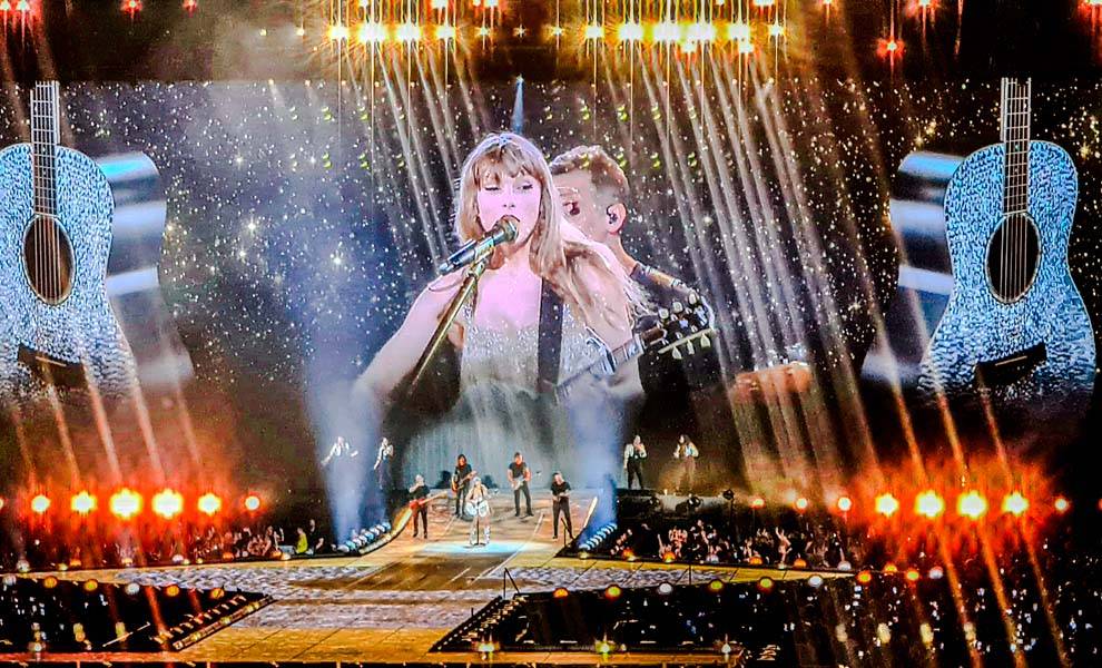 Taylor Swift actuando en el escenario.