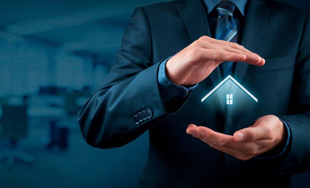 Un hombre de traje levanta una casa, simbolizada por un icono de casa brillante.