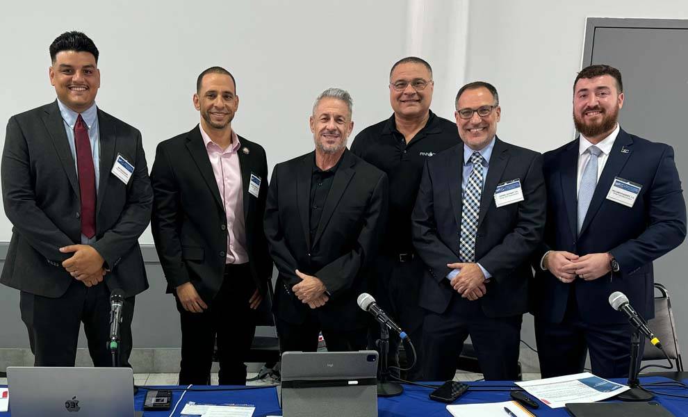 Funcionarios del FDOT y José "Pepe" Díaz en una reunión para comenzar un nuevo puente peatonal.