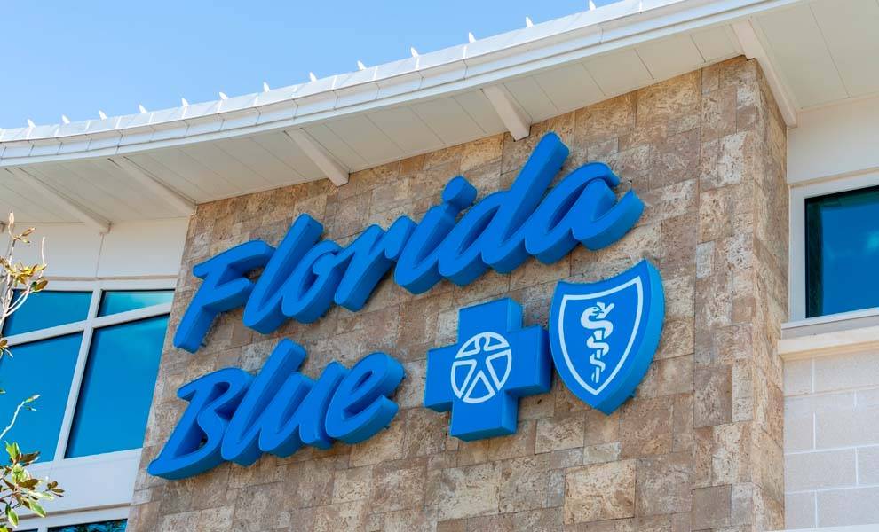 Un letrero de atención médica de Florida Blue se exhibe en un lugar destacado.