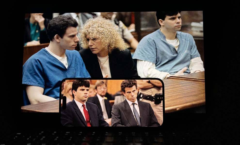 Hermanos Menéndez sentados en la sala del tribunal.