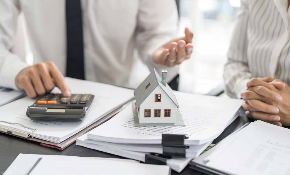 Dos personas discutieron sobre los precios del seguro de vivienda.