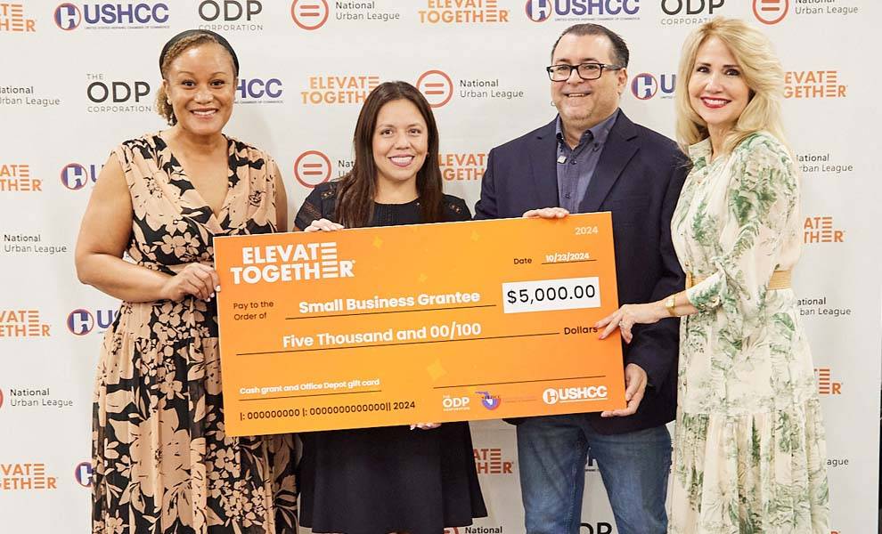 Miembros de SFLHCC y Elevate Together sosteniendo un cheque para un beneficiario.